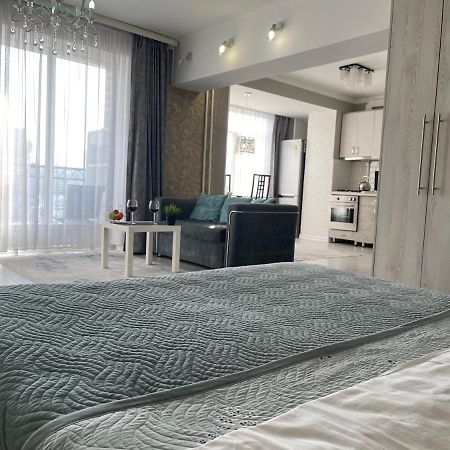 Apartment In The Heart Of The City อัลมาตี ภายนอก รูปภาพ