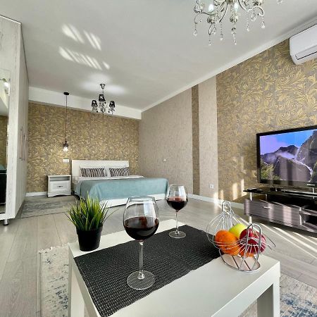 Apartment In The Heart Of The City อัลมาตี ภายนอก รูปภาพ