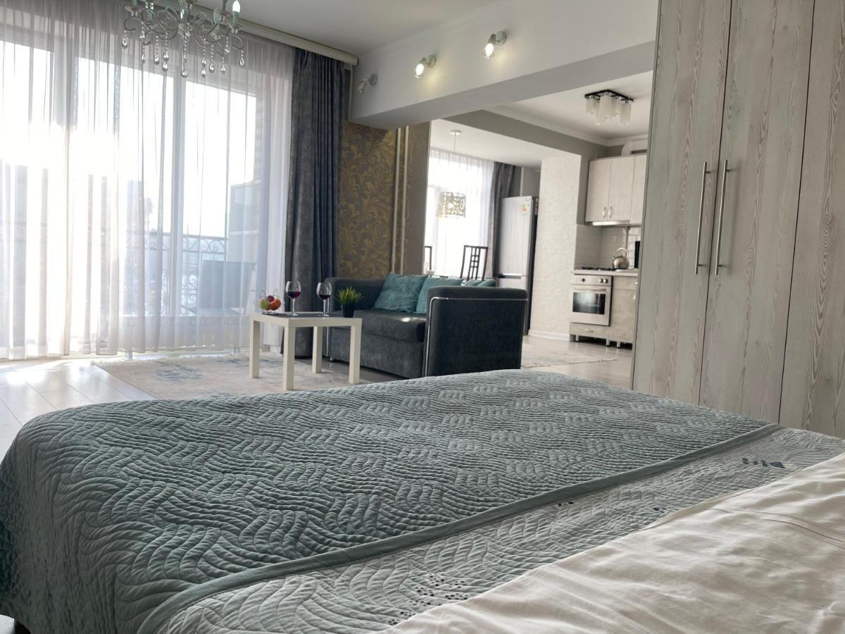Apartment In The Heart Of The City อัลมาตี ภายนอก รูปภาพ
