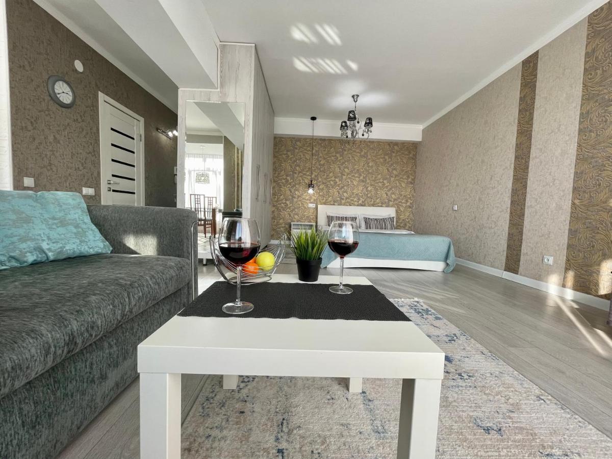 Apartment In The Heart Of The City อัลมาตี ภายนอก รูปภาพ