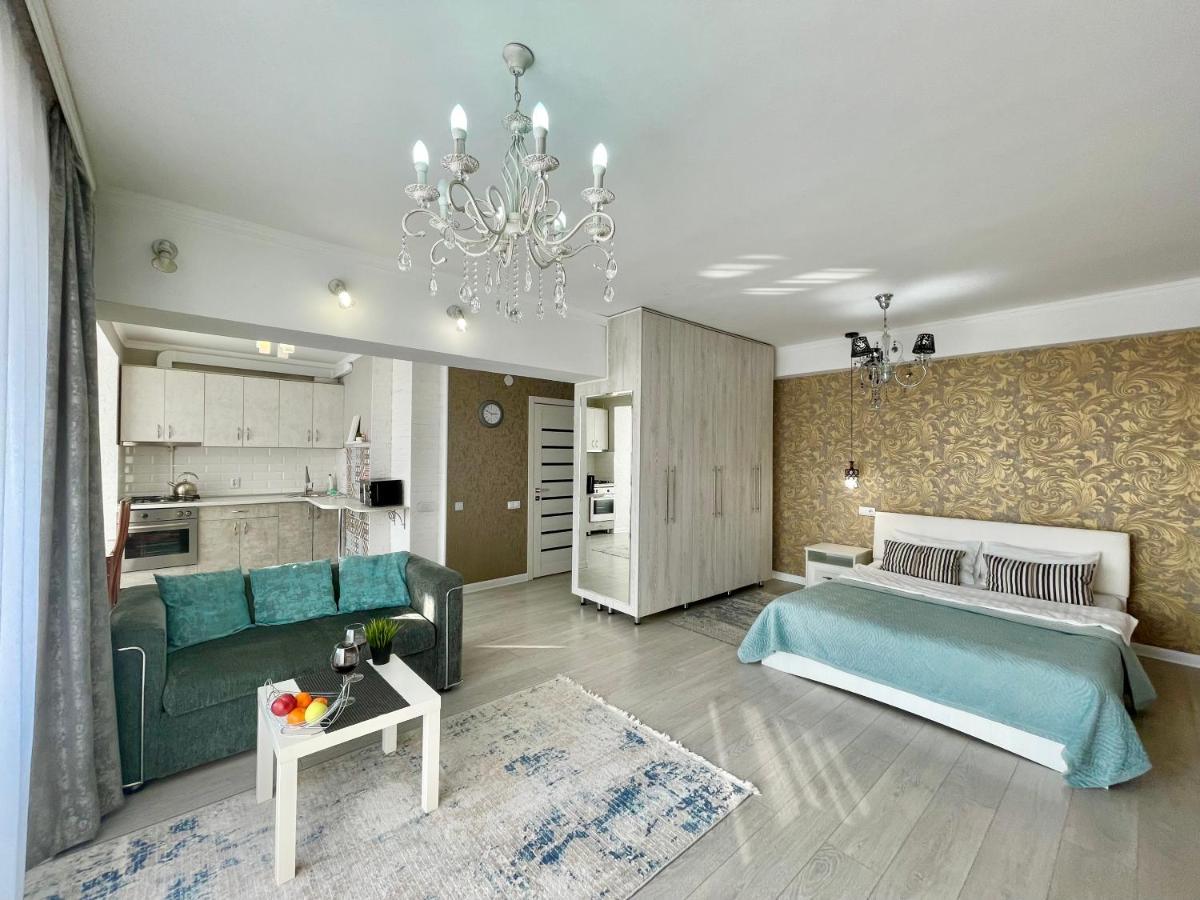 Apartment In The Heart Of The City อัลมาตี ภายนอก รูปภาพ