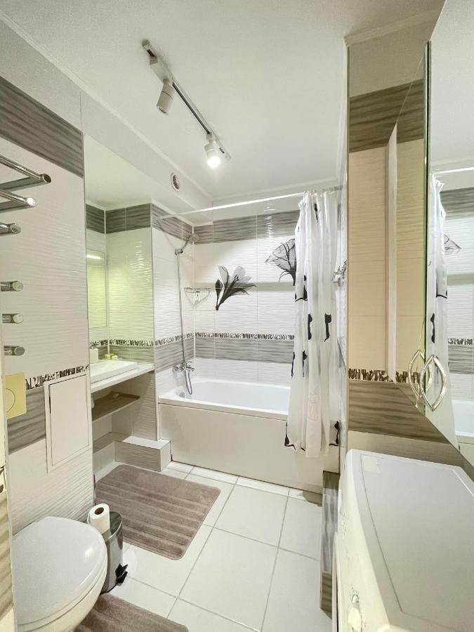 Apartment In The Heart Of The City อัลมาตี ภายนอก รูปภาพ