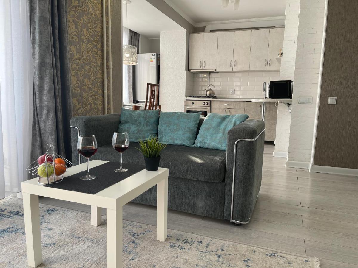 Apartment In The Heart Of The City อัลมาตี ภายนอก รูปภาพ