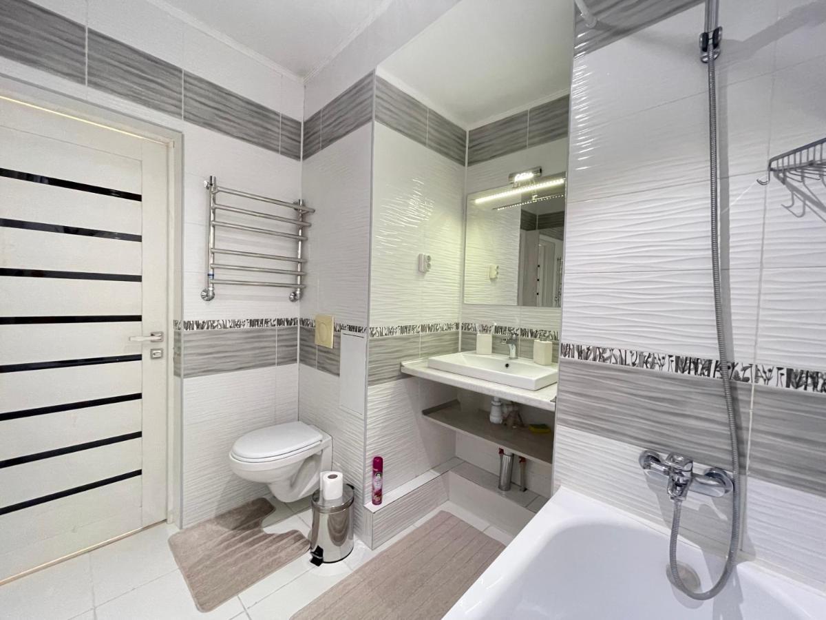 Apartment In The Heart Of The City อัลมาตี ภายนอก รูปภาพ